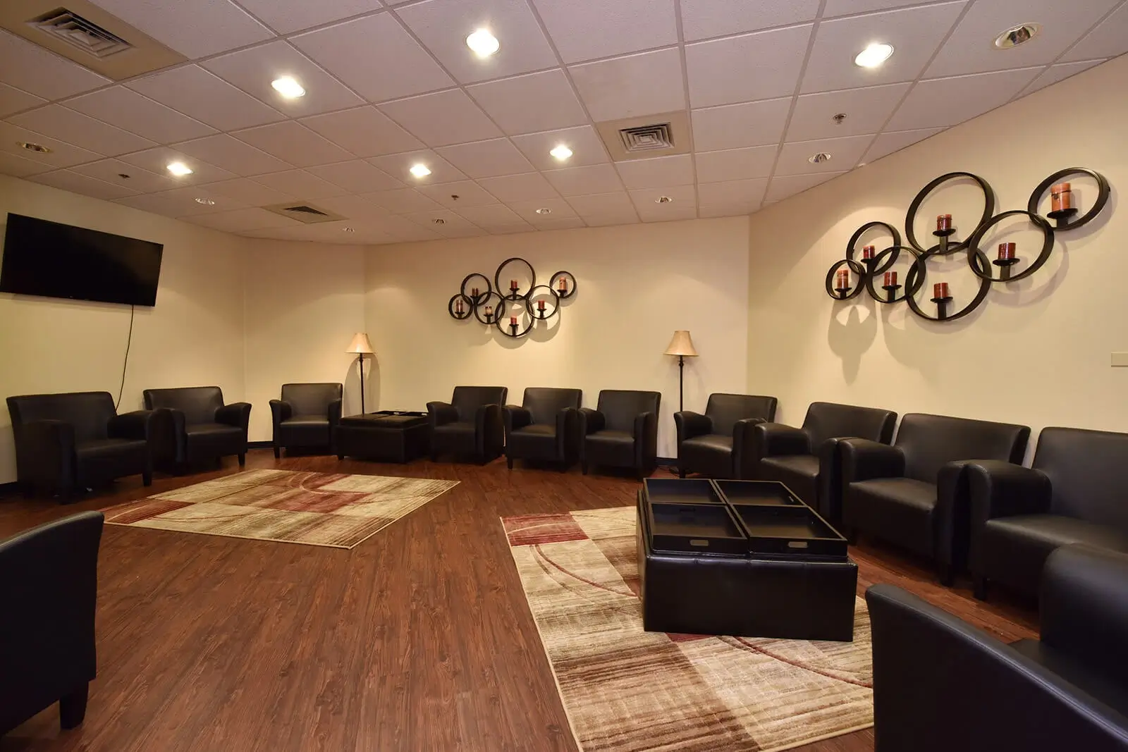 Group therapy room with nice leather seats where clients at an outpatient rehab program in Philadelphia can meet.